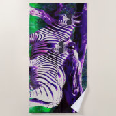 おもしろいサングラス動物を身に着けた紫色のグリーンシマウマ ビーチタオル (正面)