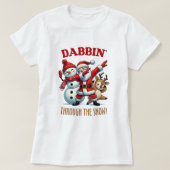 おもしろいサンタクロースが雪の中をダビングしている Tシャツ (デザイン正面)