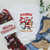 おもしろいサンタクロースが雪の中をダビングしている Tシャツ