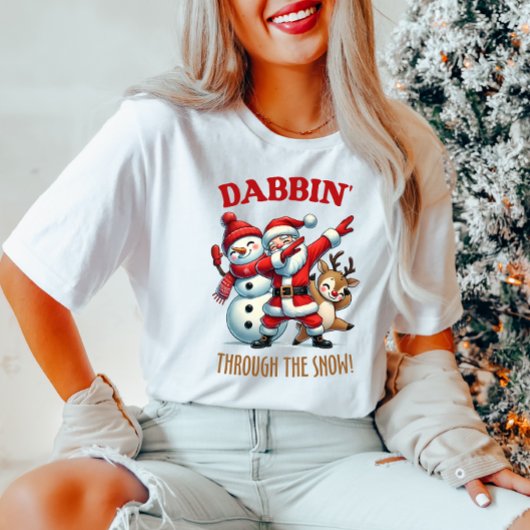 おもしろいサンタクロースが雪の中をダビングしている Tシャツ