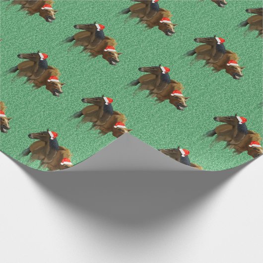 おもしろいサンタハットパターンを着たクリスマスの馬 ラッピングペーパー (角)