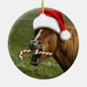 おもしろいサンタ帽をかぶったクリスマスの馬 セラミックオーナメント (裏面)