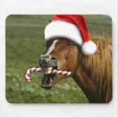 おもしろいサンタ帽をかぶったクリスマスの馬 マウスパッド (正面)
