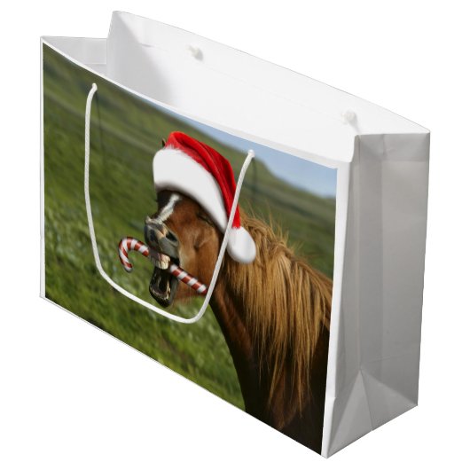 おもしろいサンタ帽をかぶったクリスマスの馬 ラージペーパーバッグ (正面アングル)