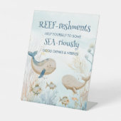 おもしろいザシーホエールベビーシャワービュッフェテーブル 台座サイン (正面)