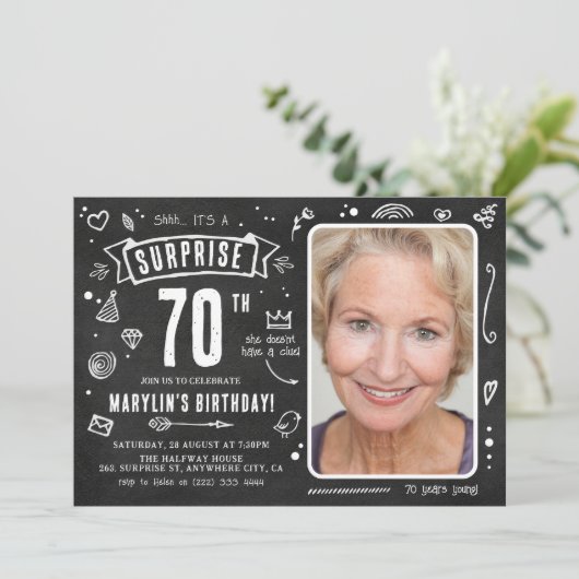 おもしろいシャルボードドードルフォトサプライズ70誕生日 招待状 (スタンド正面)