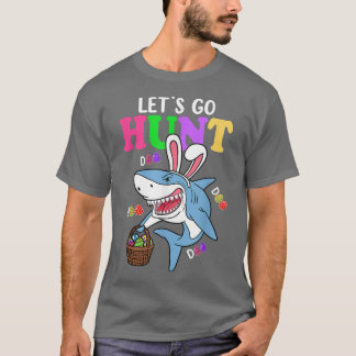 おもしろいシャークバニーが卵を狩りデザイン Tシャツ