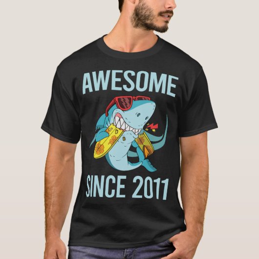 おもしろいシャーク – 2011素晴らし年以降 Tシャツ (正面)