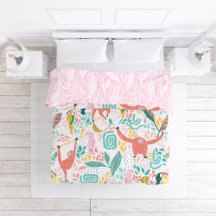 おもしろいジャングルの幸せな動物とピンクの熱帯葉の