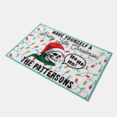 おもしろいスカルはサンタハットのゴシック様式のクリスマスを着ている ドアマット (アングル)