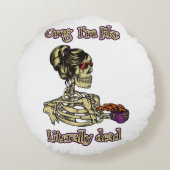 おもしろいスケルトン飲む私は文字通りデッドコーヒー ラウンドクッション (裏面)