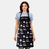 おもしろいスタイリッシュピンクゴルフデザインおよびカスタムモノグラム エプロン (着用した状態)