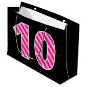 おもしろいストライプのピンク「10」、ハッピー10誕生日、名前 ラージペーパーバッグ (正面アングル)