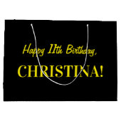 おもしろいストライプのピンク「11」、ハッピー11誕生日、名前 ラージペーパーバッグ (裏面)