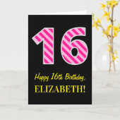 おもしろいストライプのピンク「16」、ハッピー16誕生日、名前 カード (黄色い花)