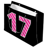 おもしろいストライプのピンク「17」、ハッピー17誕生日、名前 ラージペーパーバッグ (正面アングル)