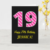 おもしろいストライプのピンク「19」、ハッピー19誕生日、名前 カード (黄色い花)