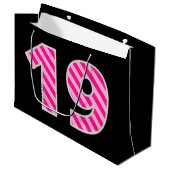 おもしろいストライプのピンク「19」、ハッピー19誕生日、名前 ラージペーパーバッグ (正面アングル)