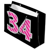 おもしろいストライプのピンク「34」、ハッピー34誕生日、名前 ラージペーパーバッグ (正面アングル)