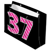 おもしろいストライプのピンク「37」、ハッピー37誕生日、名前 ラージペーパーバッグ (正面アングル)