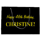 おもしろいストライプのピンク「46」、ハッピー46誕生日、名前 ラージペーパーバッグ (裏面)