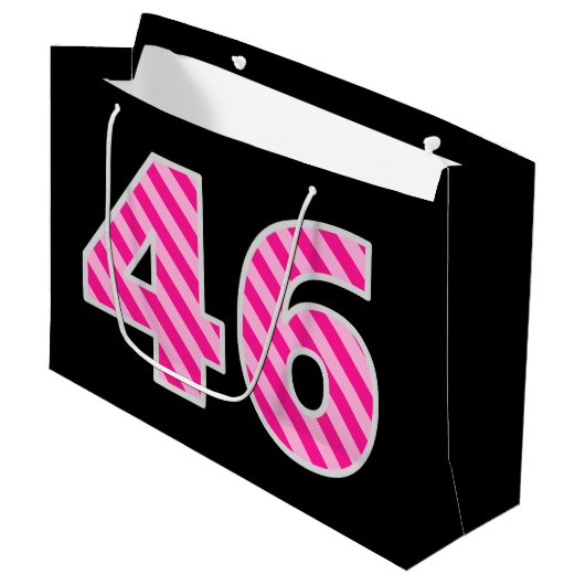 おもしろいストライプのピンク「46」、ハッピー46誕生日、名前 ラージペーパーバッグ (正面アングル)