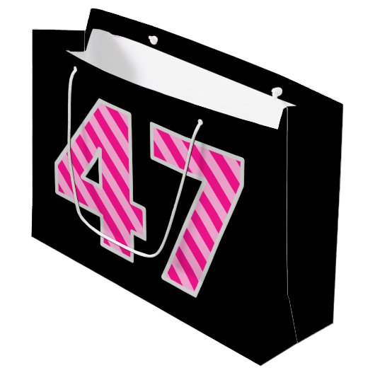 おもしろいストライプのピンク「47」、ハッピー47誕生日、名前 ラージペーパーバッグ (正面アングル)