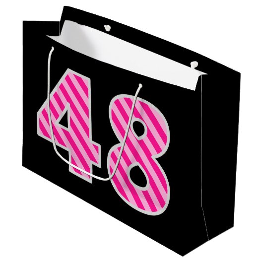おもしろいストライプのピンク「48」、ハッピー48誕生日、名前 ラージペーパーバッグ (正面アングル)