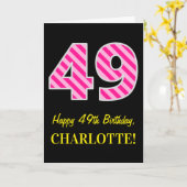 おもしろいストライプのピンク「49」、ハッピー49誕生日、名前 カード (黄色い花)