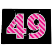 おもしろいストライプのピンク「49」、ハッピー49誕生日、名前 ラージペーパーバッグ (正面)
