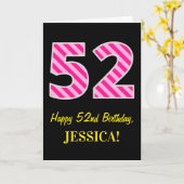 おもしろいストライプのピンク「52」、ハッピーエンド52誕生日、名前 カード (黄色い花)