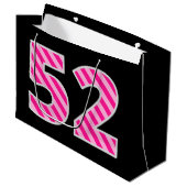 おもしろいストライプのピンク「52」、ハッピーエンド52誕生日、名前 ラージペーパーバッグ (正面アングル)