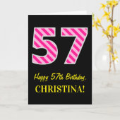おもしろいストライプのピンク「57」、ハッピー57誕生日、名前 カード (黄色い花)