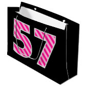 おもしろいストライプのピンク「57」、ハッピー57誕生日、名前 ラージペーパーバッグ (正面アングル)