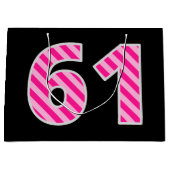 おもしろいストライプのピンク「61」、ハッピー61誕生日、名前 ラージペーパーバッグ (正面)