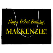 おもしろいストライプのピンク「62」、Happy 62誕生日、名前 ラージペーパーバッグ (裏面)