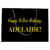 おもしろいストライプのピンク「63」、Happy 63誕生日、名前 ラージペーパーバッグ (裏面)