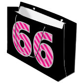 おもしろいストライプのピンク「66」、ハッピー66誕生日、名前 ラージペーパーバッグ (正面アングル)