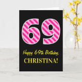 おもしろいストライプのピンク「69」、ハッピー69誕生日、名前 カード (黄色い花)