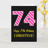 おもしろいストライプのピンク「74」、ハッピー74誕生日、名前 カード (黄色い花)
