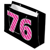 おもしろいストライプのピンク「76」、ハッピー76誕生日、名前 ラージペーパーバッグ (正面アングル)
