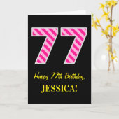 おもしろいストライプのピンク「77」、ハッピー77誕生日、名前 カード (黄色い花)