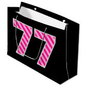 おもしろいストライプのピンク「77」、ハッピー77誕生日、名前 ラージペーパーバッグ (正面アングル)