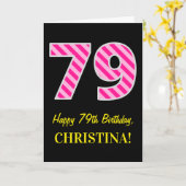 おもしろいストライプのピンク「79」、ハッピー79誕生日、名前 カード (黄色い花)