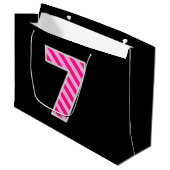 おもしろいストライプのピンク「7」、ハッピー7誕生日、名前 ラージペーパーバッグ (正面アングル)