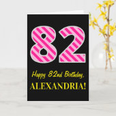 おもしろいストライプのピンク「82」、ハッピー82誕生日、名前 カード (黄色い花)