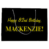 おもしろいストライプのピンク「82」、ハッピー82誕生日、名前 ラージペーパーバッグ (裏面)