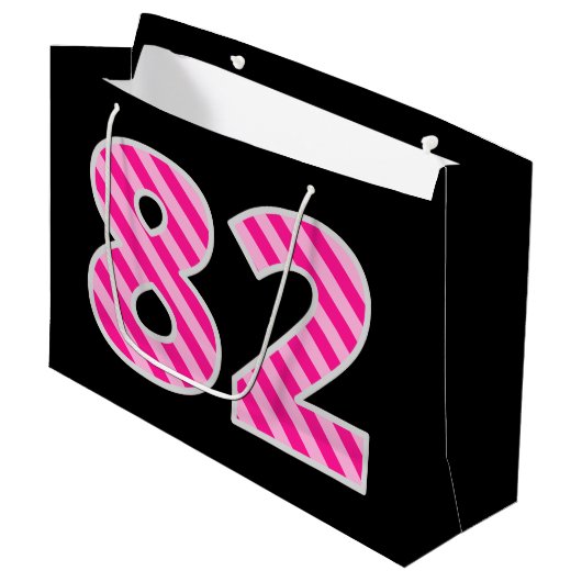 おもしろいストライプのピンク「82」、ハッピー82誕生日、名前 ラージペーパーバッグ (正面アングル)