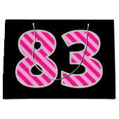 おもしろいストライプのピンク「83」、ハッピー83誕生日、名前 ラージペーパーバッグ (正面)