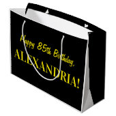 おもしろいストライプのピンク「85」、ハッピー85誕生日、名前 ラージペーパーバッグ (裏面アングル)